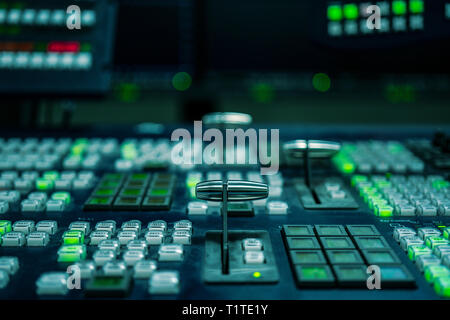 Controllata in un studio broadcast Foto Stock