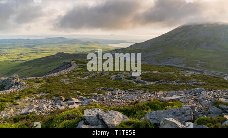 Paesaggio gallese sulla penisola di Llyn - vista da tre'r Ceiri, verso Yr Eifl, vicino Trefor, Gwynedd, Wales, Regno Unito Foto Stock