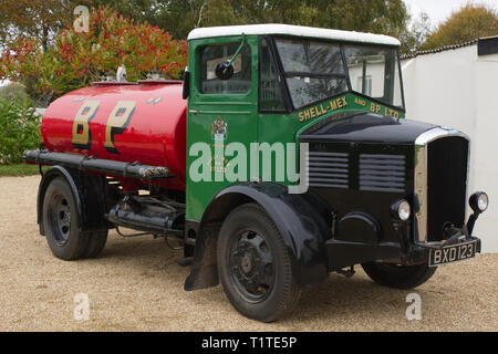 Mex di Shell e BP tanker autocarro. Vintage. Goodwood, West Sussex, in Inghilterra Foto Stock