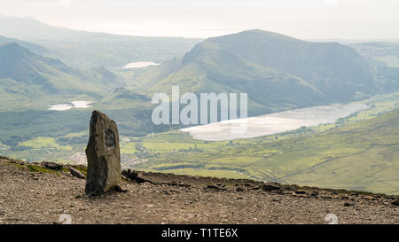 La vista dalla cima di Mount Snowdon, Snowdonia, Gwynedd, Wales, Regno Unito - guardando ad ovest verso Llyn Cwellyn e la costa Foto Stock