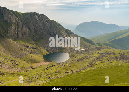 Scendendo dal Monte Snowdon sul percorso di Llanberis, Snowdonia, Gwynedd, Wales, Regno Unito - guardando Llyn Du'r Arddu e Clogwyn Coch Foto Stock