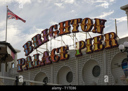 Insegna illuminata per Brighton Palace Pier sul lungomare di Brighton, East Sussex, Inghilterra Foto Stock