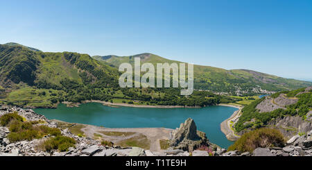 Vista da Dinorwic Quarry, Gwynedd, Wales, Regno Unito - con Llyn Peris, il Dinorwig Power Station Strutture e Llanberis in background Foto Stock