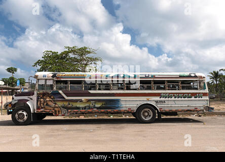 Verniciato colorato bus di pollo in puerto lindo, Panama Foto Stock