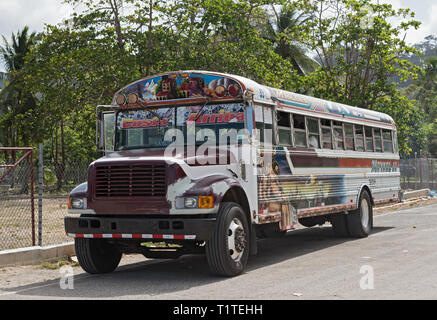 Verniciato colorato bus di pollo in puerto lindo, Panama Foto Stock