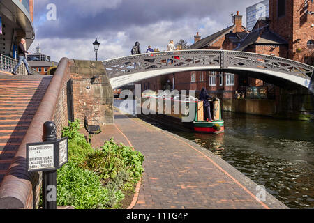 Camuffati narrowboat andando sotto Tindal ponte vicino alla casa di malto nel centro di Birmingham Foto Stock