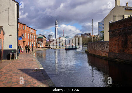 Bacino del Cambriano in Birmingham canal rete con la BT Tower in background Foto Stock