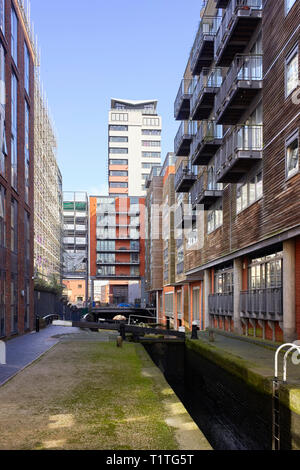 Narrowboat si blocca nel centro di Birmingham con elevato aumento appartamenti su entrambi i lati Foto Stock