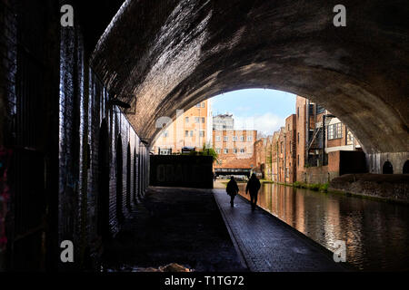 Canal tunnel sotto la strada e gli edifici del centro di Birmingham Foto Stock