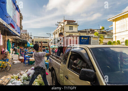 Una scena presso il locale 24 ore di mercato della citta' di phuket Foto Stock