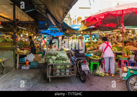 Una scena presso il locale 24 ore di mercato della citta' di phuket Foto Stock