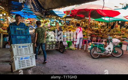 Una scena presso il locale 24 ore di mercato della citta' di phuket Foto Stock