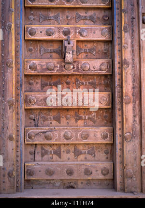 Tradizionale antica porta di legno in Sanaa, Yemen Foto Stock