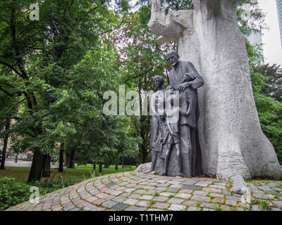 Varsavia, Polonia-Agosto 10, 2017: Janusz Korczak un monumento nel centro di Varsavia. Egli è stato un educatore Polish-Jewish, bambini autore, pedagogo e Foto Stock