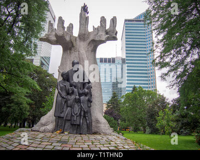 Varsavia, Polonia-Agosto 10, 2017: Janusz Korczak un monumento nel centro di Varsavia. Egli è stato un educatore Polish-Jewish, bambini autore, pedagogo e Foto Stock