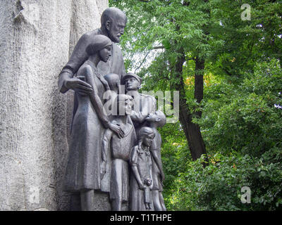 Varsavia, Polonia-Agosto 10, 2017: Janusz Korczak un monumento nel centro di Varsavia. Egli è stato un educatore Polish-Jewish, bambini autore, pedagogo e Foto Stock