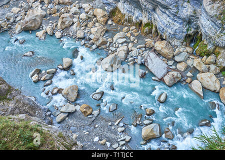 Bellissima scenic di pareti rocciose con Shakadang river a deglutire grotta di Yanzikou, Taroko national park, Hualien, Taiwan. Foto Stock