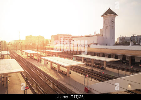 Casablanca, Marocco - 10 Dicembre 2018 : Casablanca, Marocco - 10 Dicembre 2018 : consente di visualizzare di nuovo Casa Voyageur stazione ferroviaria Foto Stock