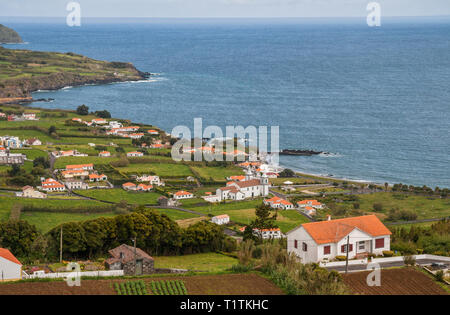 Piccola cittadina in Praia do Almoxarife area sulle rive dell'Oceano Atlantico, l'isola di Faial, Azzorre Foto Stock