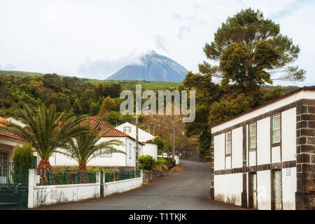 Vulcano Pico sulla strada della città di Sao Roque do Pico sull isola Pico, Azzorre Foto Stock