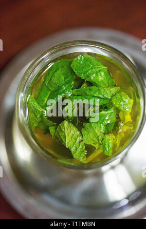 Tradizionale teiera marocchina con una tazza all'aperto pronta per essere  bevuta Foto stock - Alamy