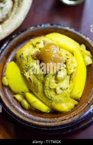 Pollo al limone, tagine con olive verdi, conserva di limoni e patate Foto Stock