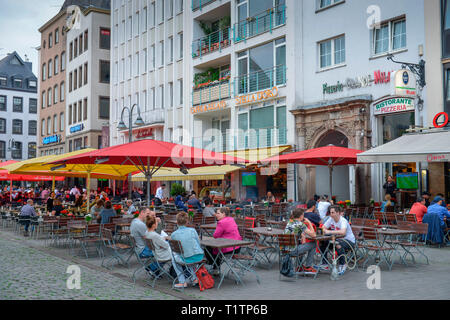 Biergarten, Heumarkt Koeln, Nordrhein-Westfalen, Deutschland Foto Stock