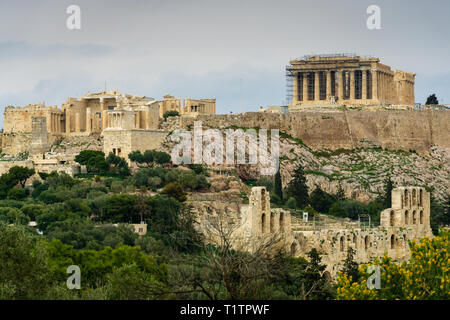 Una vista sull'Acropoli, il Proileia e l' Odeon di Erode Attico dalla vicina collina pnice Foto Stock