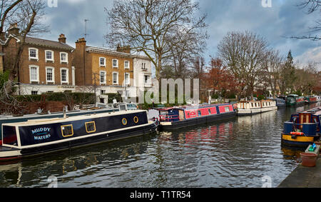 Londra Little Venice AREA DI PADDINGTON Grand Union Canal e Regents Canal case galleggianti e chiatte ormeggiate nel canale Foto Stock