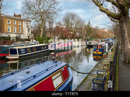 Londra Little Venice AREA DI PADDINGTON Grand Union Canal e Regents Canal case galleggianti e chiatte Foto Stock