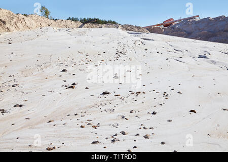 Cava di sabbia. Close up texture di dune di sabbia. Lago di pura sabbia. Vecchie miniere di sabbia. Foto Stock