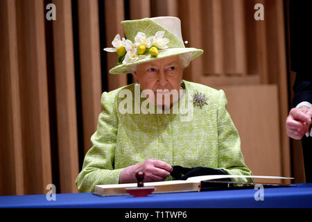Queen Elizabeth II firma il libro degli ospiti durante una visita a King's Bruton Scuola in Bruton, Somerset, dove ella segnerà la scuola del cinquecentesimo anniversario e aprire il nuovo centro musicale. Foto Stock