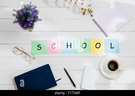 Articoli di cancelleria e scuola di parola fatta di lettere sullo sfondo di legno. Istruzione, college, scuola, stress, università, studenti che studiano concetto. Appartamento laici o vista superiore Foto Stock