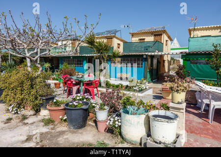 Piccole case di pescatori è un gruppo di 31 case abitate in modo permanente tutto l'anno, è meravigliosa architettura, Alboraya, Valencia Spagna Foto Stock