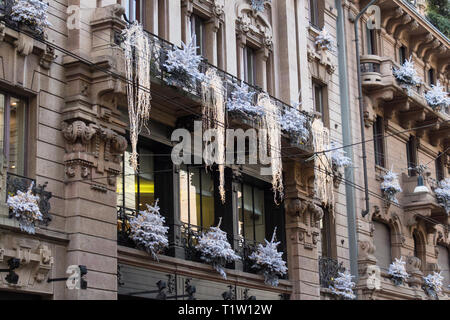 Italia Milano - 30 dicembre 2017: il punto di vista della decorazione di Natale in una strada a Milano il 30 dicembre 2017 in Lombardia, Italia. Foto Stock