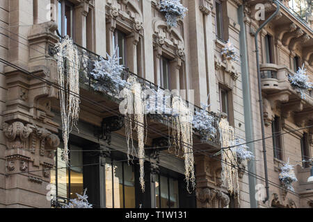 Italia Milano - 30 dicembre 2017: il punto di vista della decorazione di Natale in una strada a Milano il 30 dicembre 2017 in Lombardia, Italia. Foto Stock