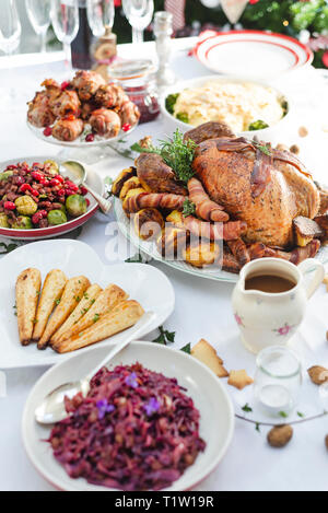 Pranzo di Natale con il tacchino arrosto e piatti laterali Foto Stock