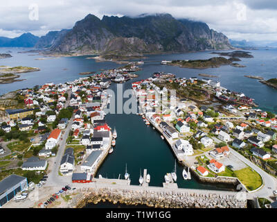 Vista aerea della città di Hennigsvaer in Lofoten, Norvegia Foto Stock