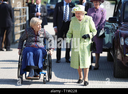 Queen Elizabeth II (a destra) chat con il Lord Luogotenente del Somerset, Annie Maw, come lei arriva per una visita a Hauser & Wirth Somerset gallery Durslade Farm in Bruton, Somerset. Foto Stock