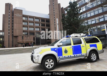 La Queen Elizabeth II Tribunali, Derby Square, Liverpool L2 1XA. Con un Merseyside veicolo polizia in primo piano. Esso è azionato da Sua Maestà, Foto Stock