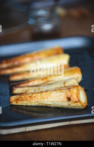 Arrosto di pastinache nel miele per il pranzo di Natale Foto Stock