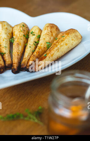 Arrosto di pastinache nel miele per il pranzo di Natale Foto Stock