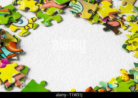 Puzzle. Gioco educativo per bambini e adulti. Vi è un posto per il vostro testo. Spazio di copia Foto Stock