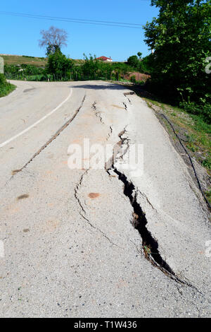 Danni di strada vicino a Patresh, SH3, Elbasan, Albania Foto Stock