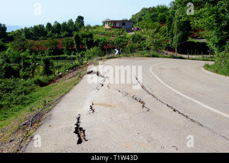 Danni di strada vicino a Patresh, SH3, Elbasan, Albania Foto Stock