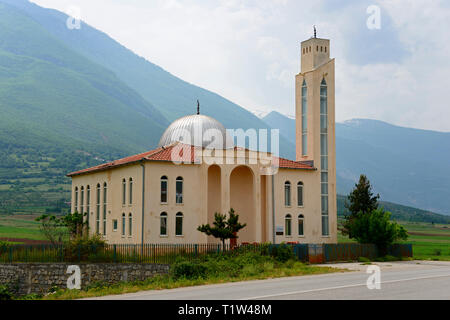 Moschea vicino a Shaikh Zayed International Airport, Kukes, Albania, Kukës Foto Stock