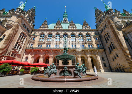 Hygieia-Brunnen, Innenhof, Rathaus, Rathausmarkt, Amburgo, Deutschland Foto Stock