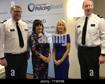 (Da sinistra a destra) PSNI Deputy Chief Constable Stephen Martin, NI Policing Board sedia Anne Connolly, Vice Presidente Debbie Acque e Assistant CHIEF CONSTABLE Tim Mairs in corrispondenza di una scheda di polizia seminario. Foto Stock