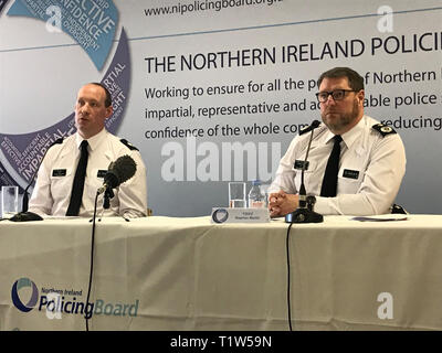 PSNI Assistant CHIEF CONSTABLE Tim Mairs e Deputy Chief Constable Stephen Martin (a destra) in corrispondenza di una scheda di polizia seminario. Foto Stock