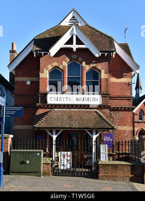 La facciata della Curtis Museo di storia locale fondata da William Curtis (1803-81), Alton, HAMPSHIRE, Regno Unito. Foto Stock